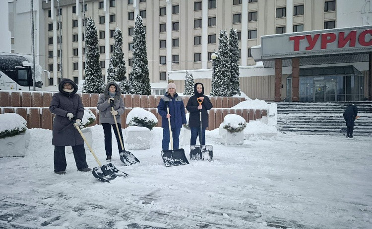 Расчистим сугробы вместе!